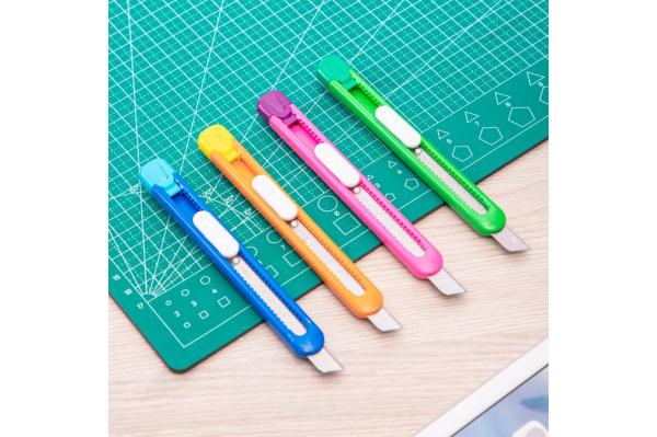 Нож канцелярский 9 мм Deli шир.лез.фиксатор ассорти